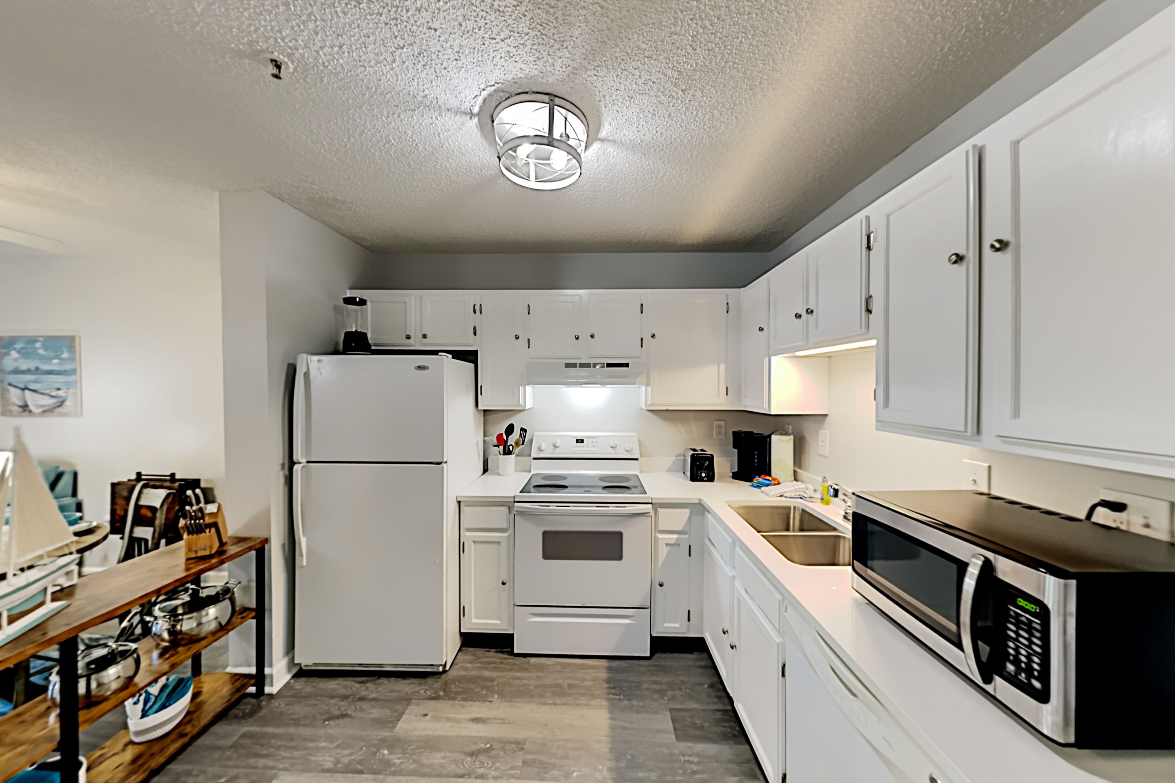 Resort gem with pools, hot tub, gym & in-unit washer/dryer - close walk to beach