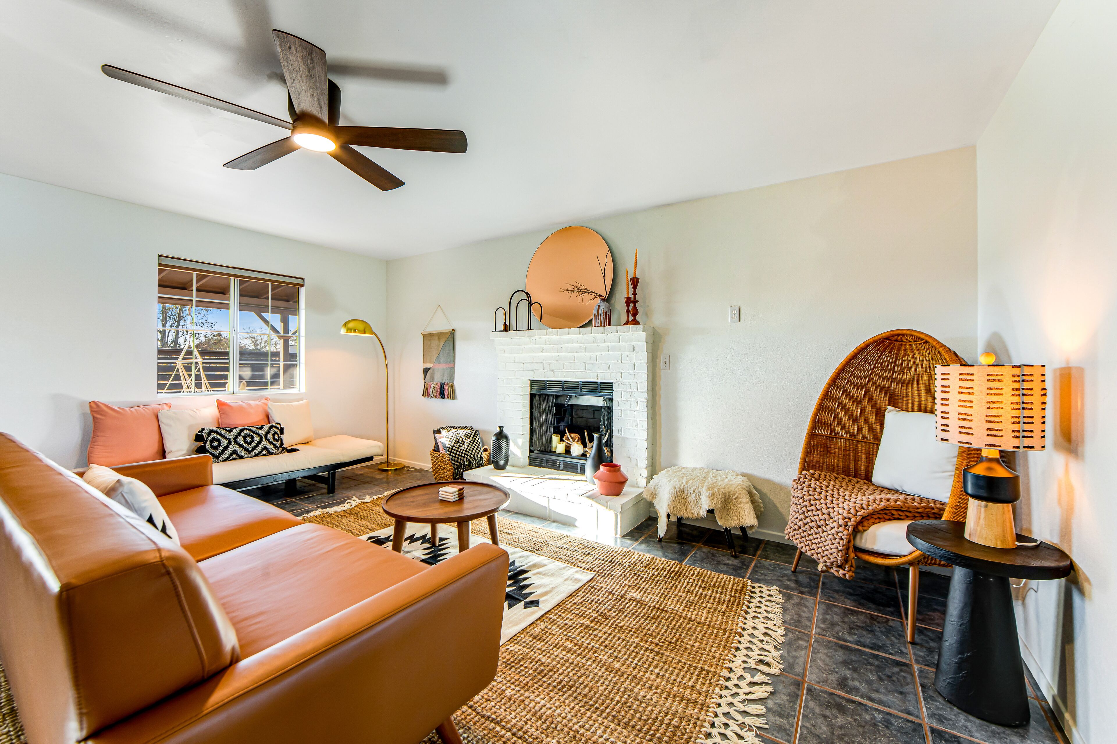 BLUE SKY VISTA - Serene home with hot tub, firepit, WiFi, and washer/dryer