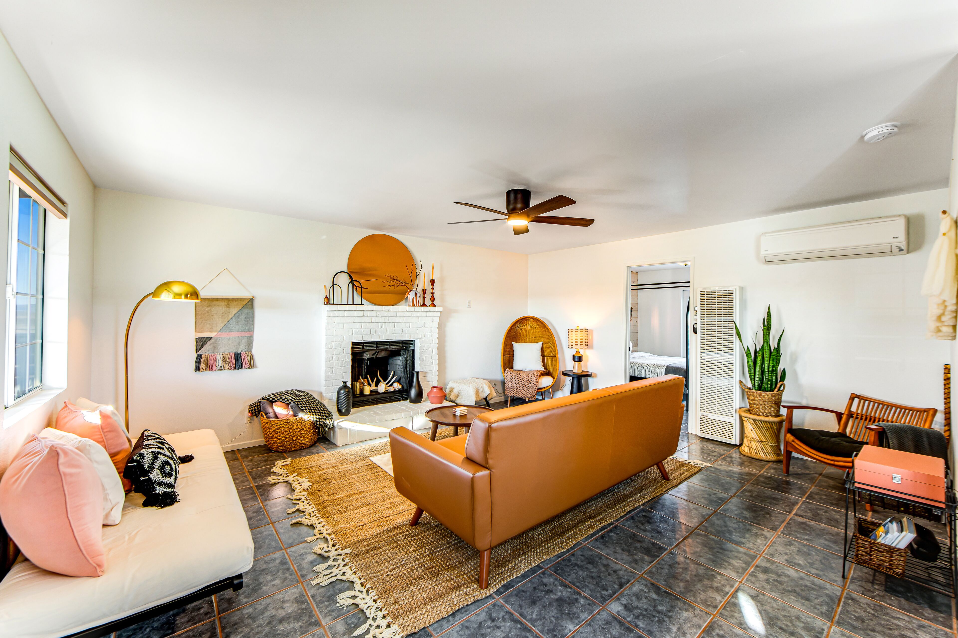 BLUE SKY VISTA - Serene home with hot tub, firepit, WiFi, and washer/dryer