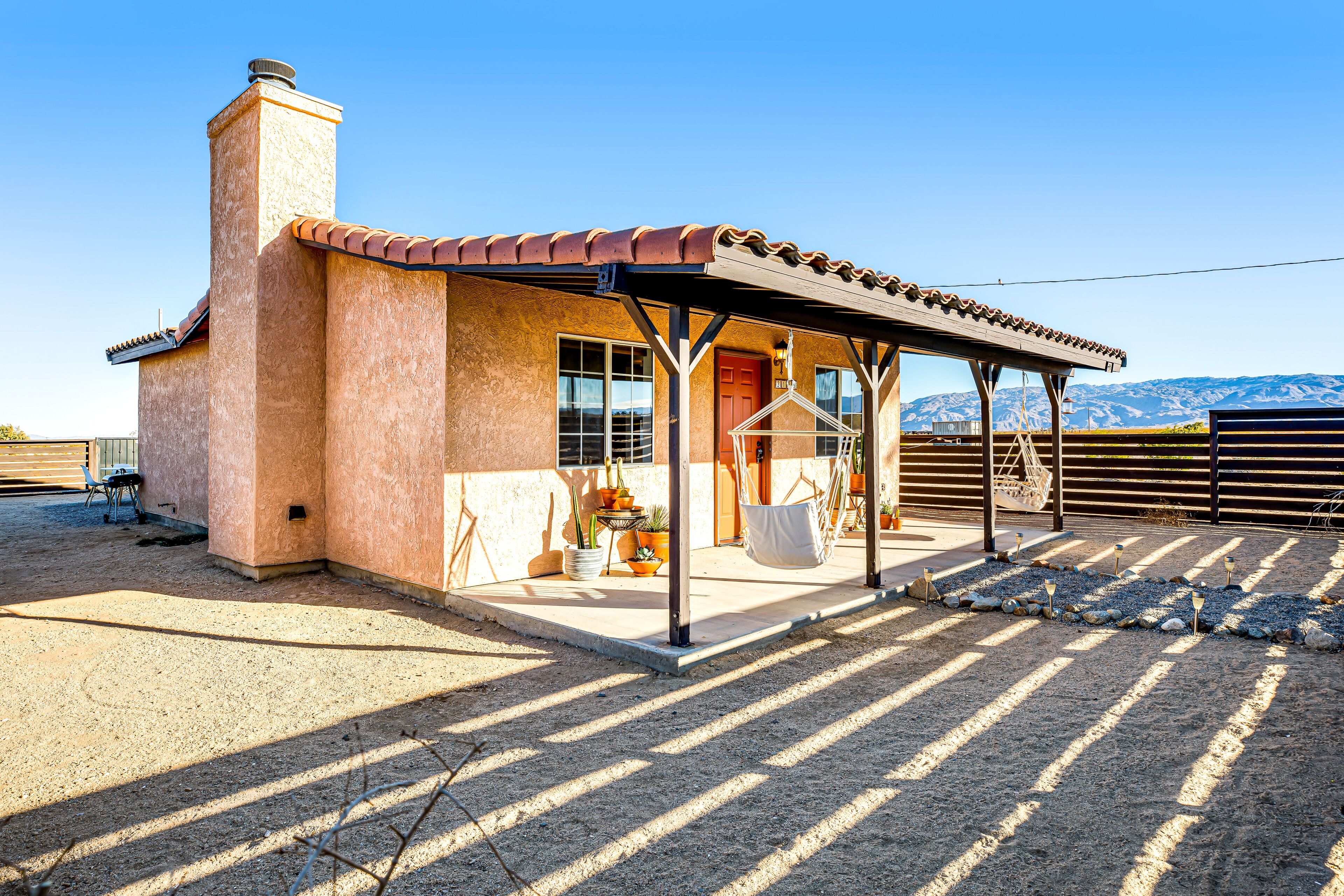 BLUE SKY VISTA - Serene home with hot tub, firepit, WiFi, and washer/dryer