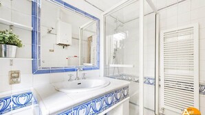 تجهيزات دش، مجففات شعر، مناشف