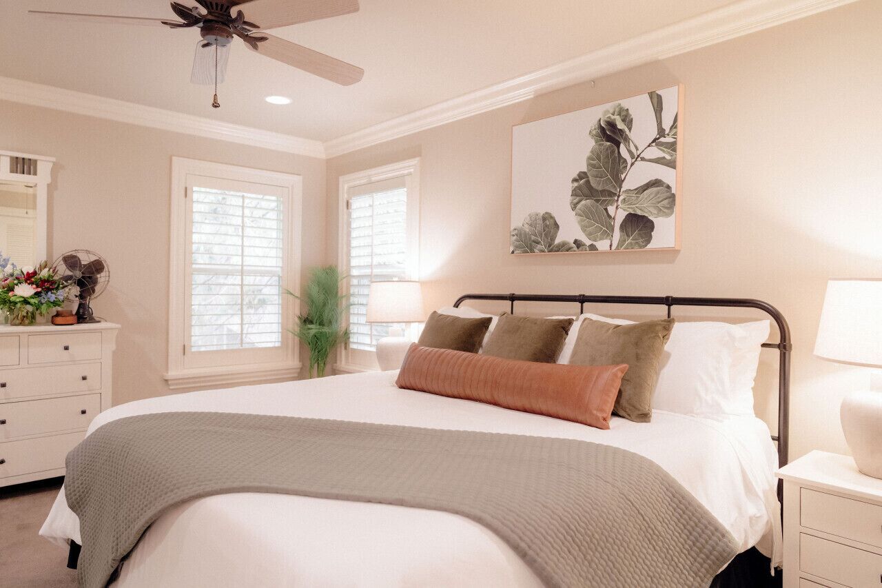 2 slaapkamers, een bureau, een strijkplank/strijkijzer, reisbedje