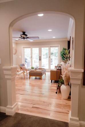 TV connectée, cheminée, livres, imprimantes