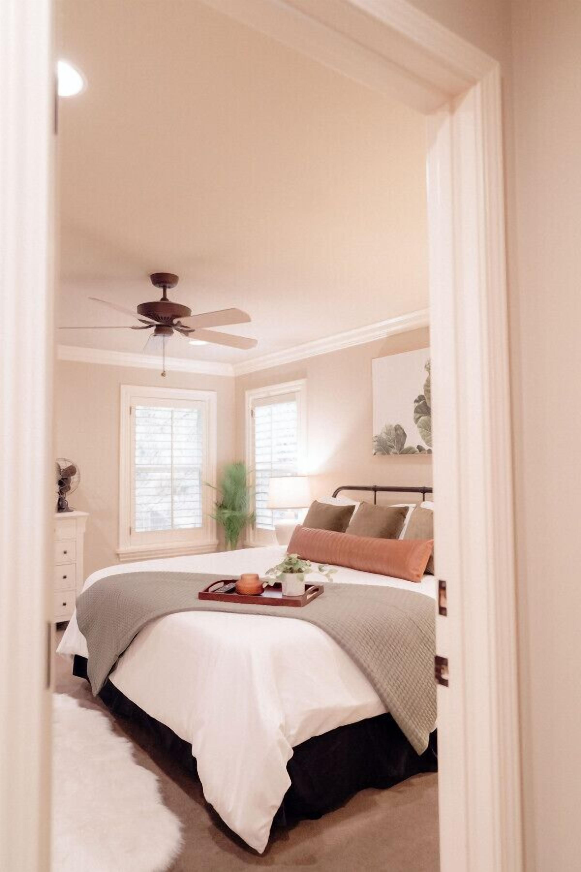 2 bedrooms, desk, iron/ironing board, travel cot
