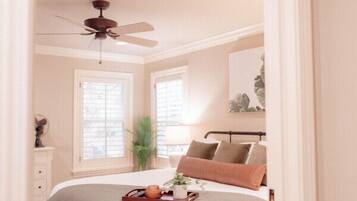 2 dormitoris, escriptori i planxa i posts de planxar