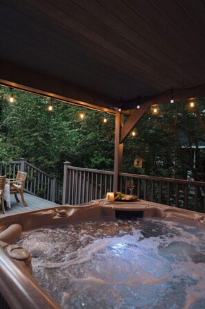Outdoor spa tub - Luxury Home, Hot Tub Walk To Downtown Nevada City (Nevada City)