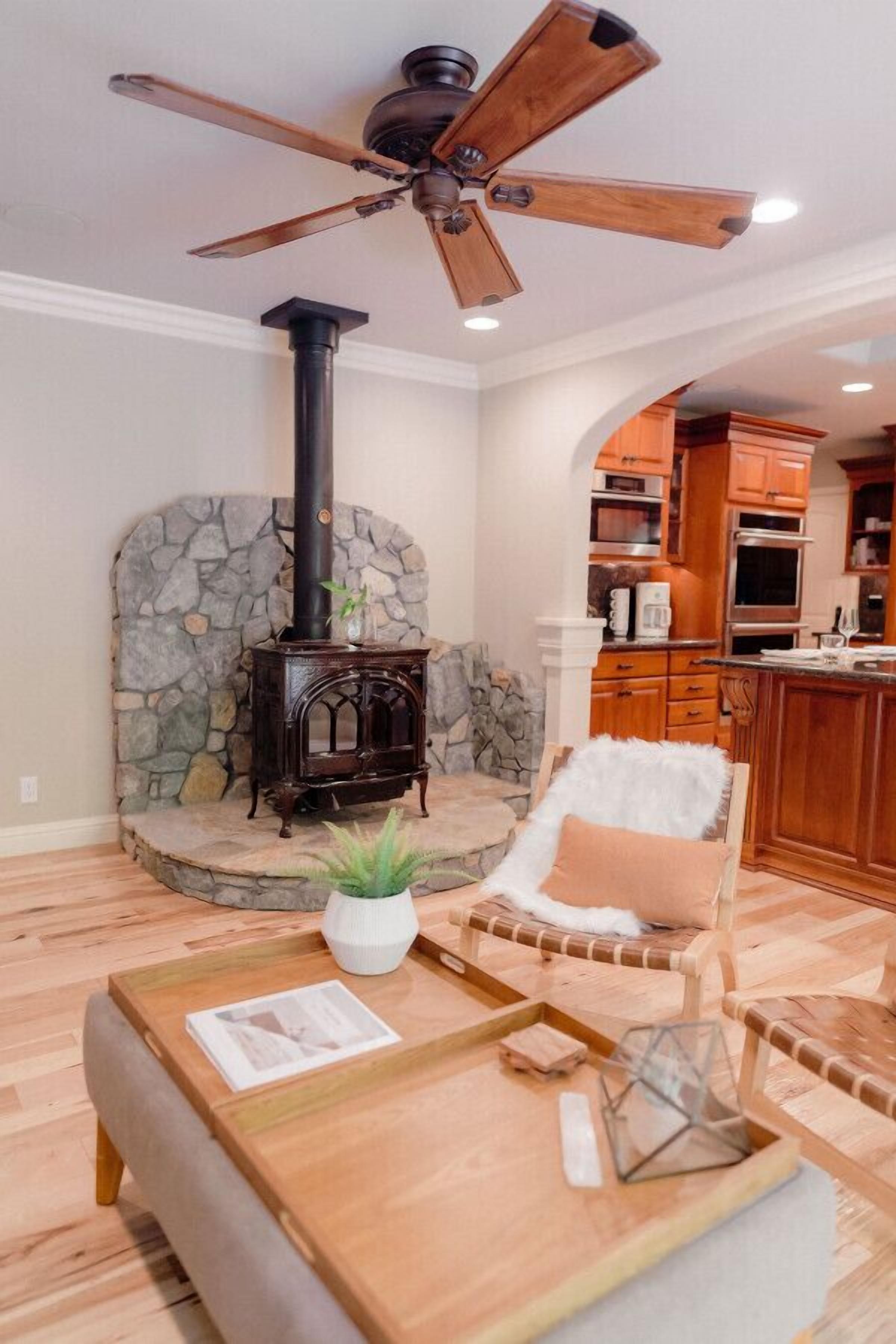 Een smart-tv, een open haard, boeken en een printer