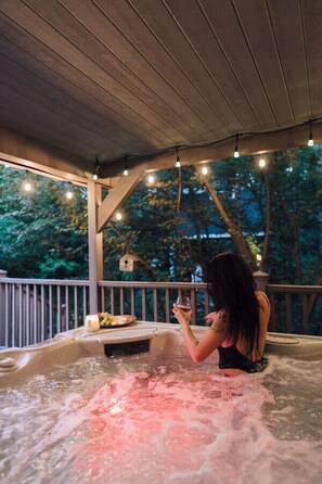 Outdoor spa tub - Luxury Home, Hot Tub Walk To Downtown Nevada City (Nevada City)