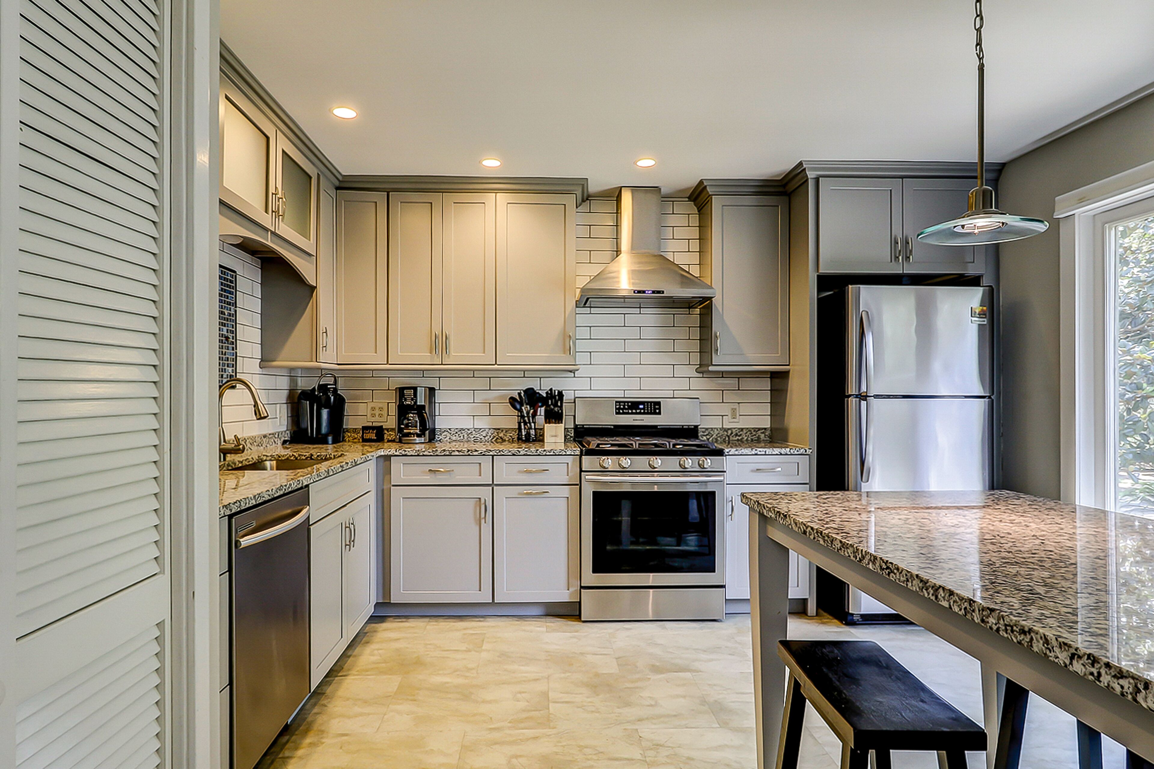 Frigorífico, microondas, horno y lavavajillas