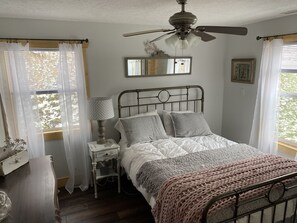 3 bedrooms, desk, iron/ironing board, WiFi