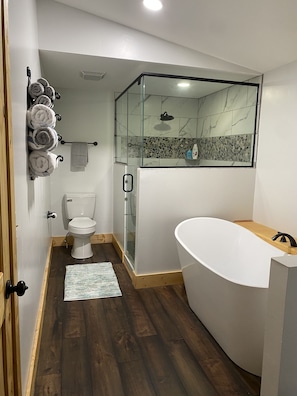 Bathtub, hair dryer, towels, toilet paper - Mountain View Lodge One Level Easy Access Pet Friendly Family Gatherings (Maggie Valley)