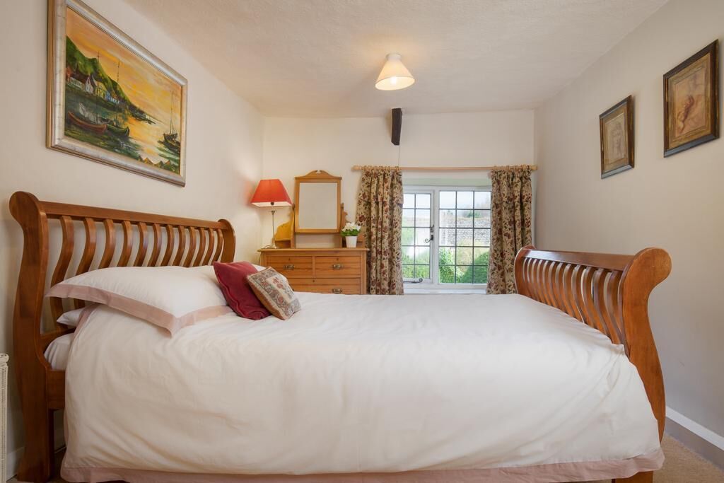 5 bedrooms, desk, iron/ironing board, travel crib
