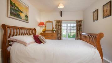 5 bedrooms, desk, iron/ironing board, travel crib