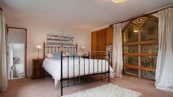 5 bedrooms, desk, iron/ironing board, travel cot