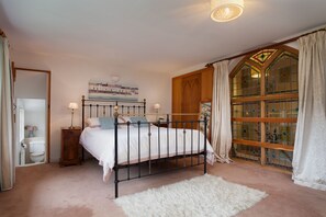 5 Schlafzimmer, Schreibtisch, Bügeleisen/Bügelbrett, Reisekinderbett