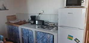 Réfrigérateur, micro-ondes, plaque de cuisson, cafetiÚre/bouilloire