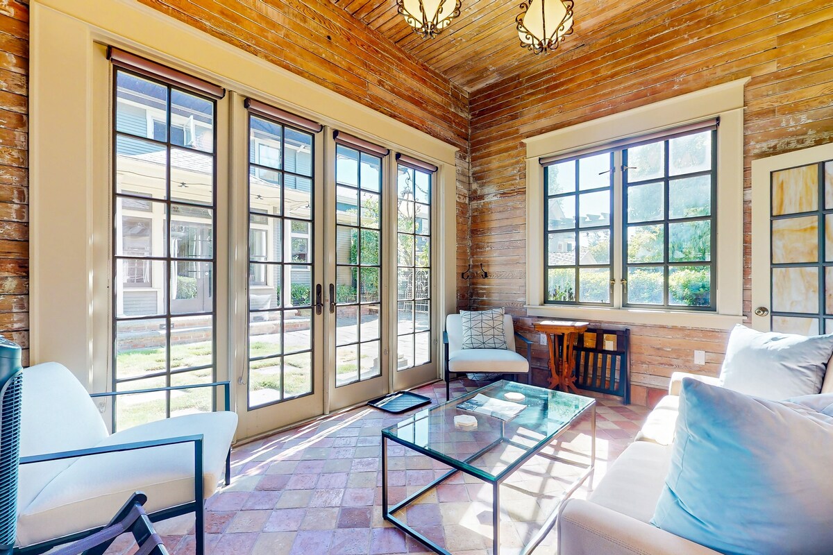 실버데일 (WA) Charming Queen Anne Studio w/ Serene Garden, 1 Block to Kerry Park 호텔 객실