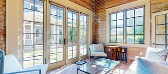 Charming Queen Anne Studio w/ Serene Garden, 1 Block to Kerry Park