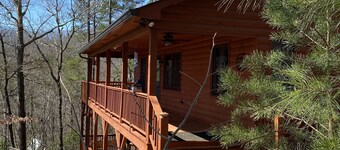 Cheerful quiet mountain cabin on outer edge of Murphy 