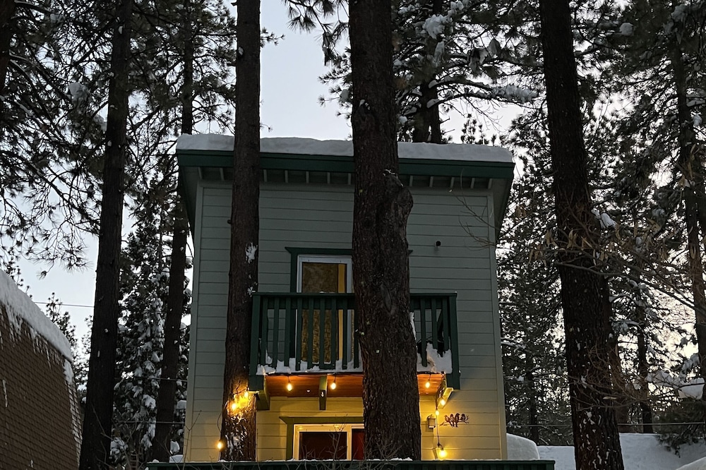 Wrightwood Cozy Family Cabin! Walk to town! Pets, Air Purifier, BBQ, Fireplace!