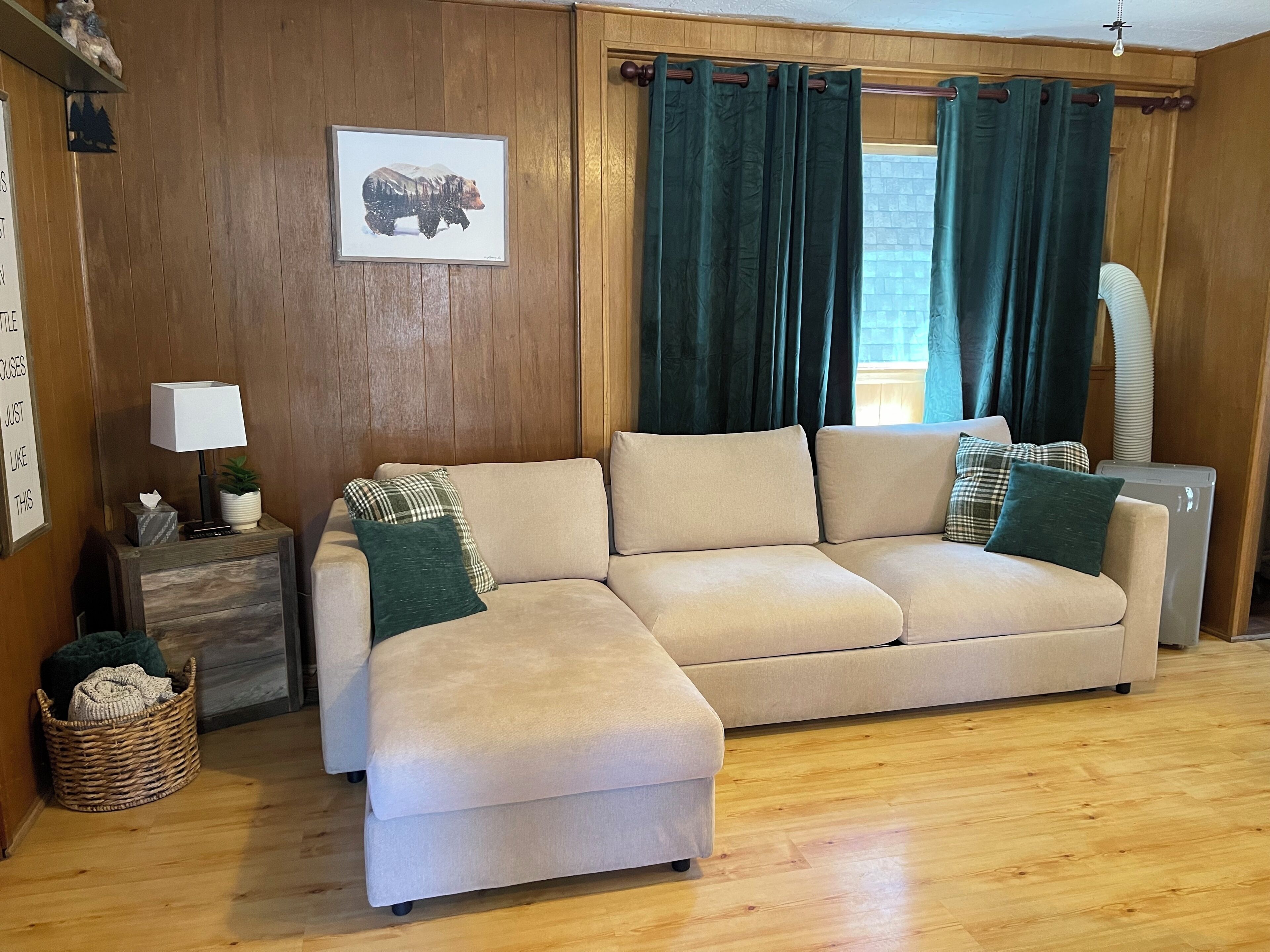 Smart TV, fireplace, Netflix, Hulu