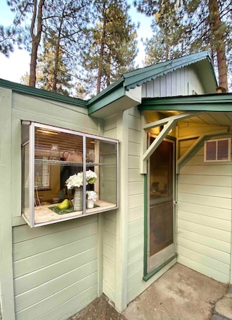 Property grounds. Escape to your cozy retreat near Angeles Forest