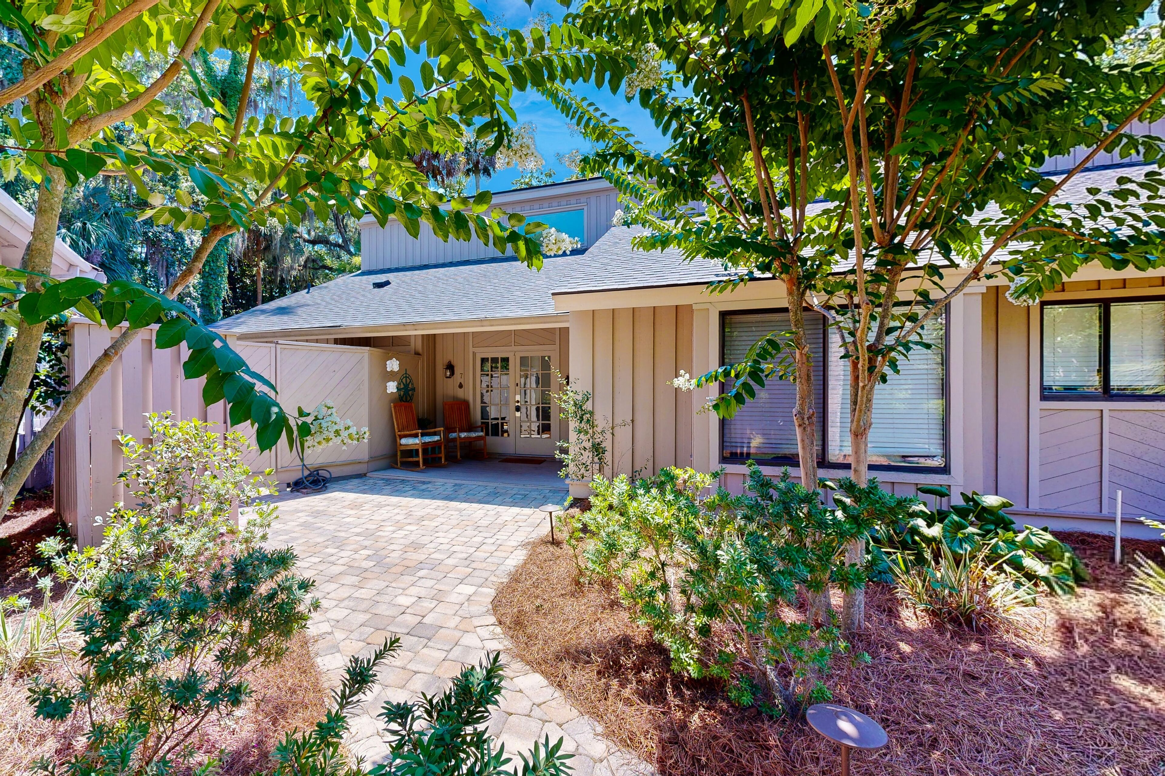 Stunning designer all-suite w/ pool & tennis court - minutes to beach club