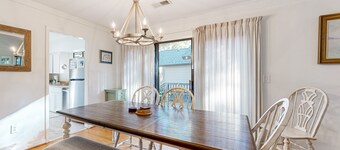 Kiawah Resort snowbird hideaway with AC, steps to beach, near golf & tennis