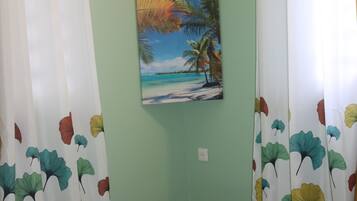 1 chambre, fer et planche Ă repasser, lit parapluie, Wi-Fi