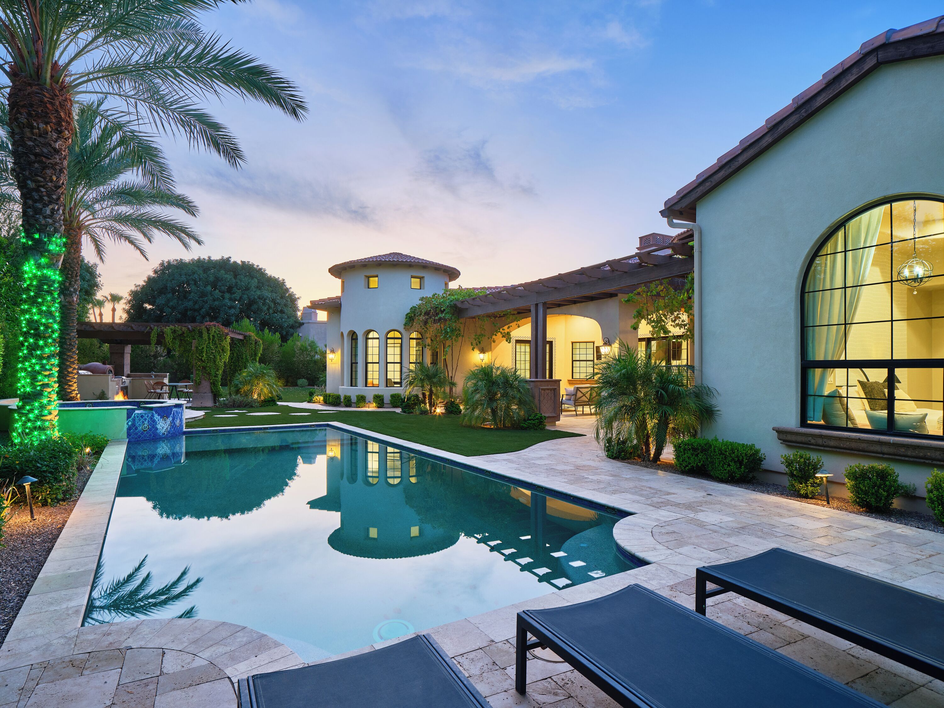 PALM PARADISE - LUXURY DESIGNER HOME - RESORT STYLE YARD