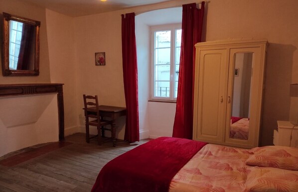Free WiFi, individually decorated, individually furnished, bed sheets - Hôtel Restaurant des Voyageurs (Nant)