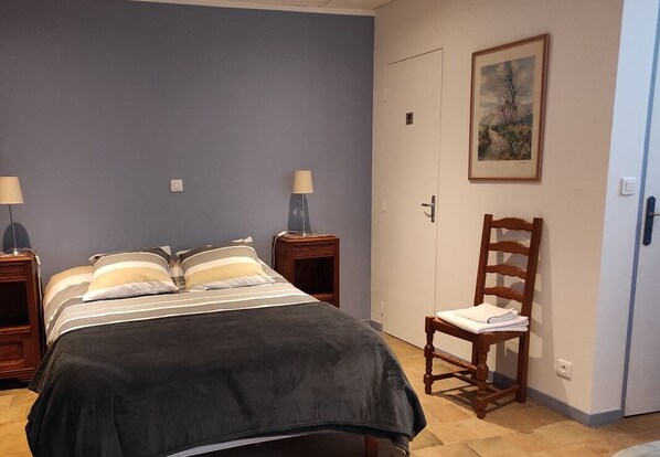 Habitación doble clásica | Decoración personalizada, muebles diferentes y wifi gratis 