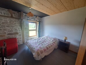 3 chambres, bureau, fer et planche à repasser, lit de bébé portatif