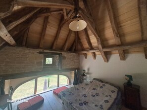 3 slaapkamers, een bureau, een strijkplank/strijkijzer, reisbedje