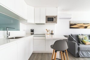 Four à micro-ondes, surface de cuisson, cafetiÚre-théiÚre, chaise haute