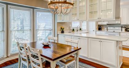 Coastal cottage with yard, near shopping & dining in Old Village District