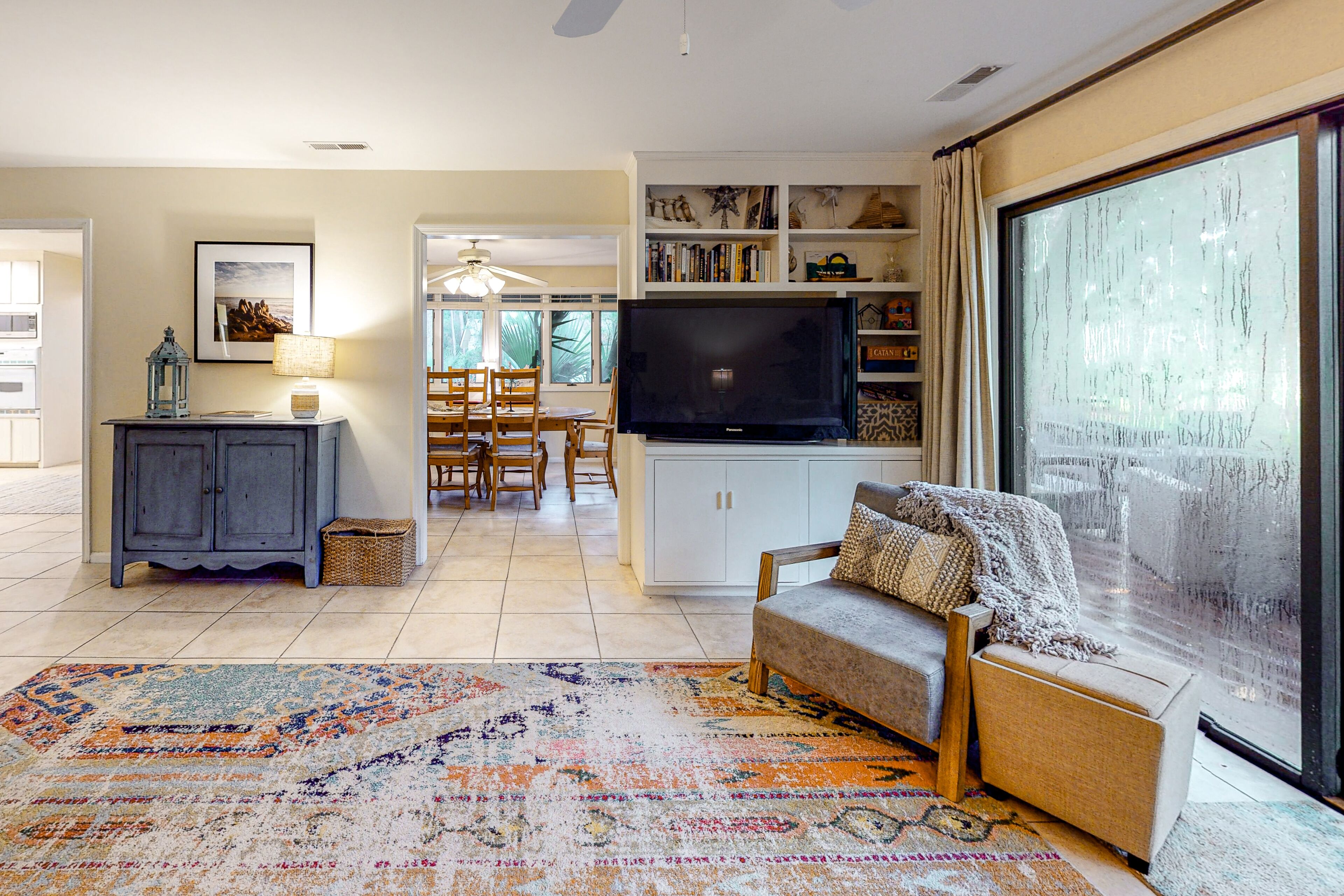 Five Oaks Coastal Cottage in Seabrook Island w/ Huge Deck & Fairway Views