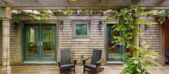 Uniquely designed island retreat with fast WiFi & private W/D - dogs welcome
