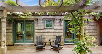 Uniquely designed island retreat with fast WiFi & private W/D - dogs welcome