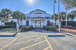 Exterior - Lakefront Oceanside Village: 2 Golf Carts, Pools, Private Beach Parking (Murrells Inlet)