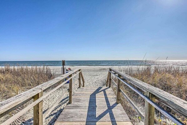 Beach nearby, sun loungers, beach towels