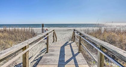 Lakefront Oceanside Village: 2 Golf Carts, Pools, Private Beach Parking