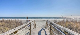 Lakefront Oceanside Village: 2 Golf Carts, Pools, Private Beach Parking