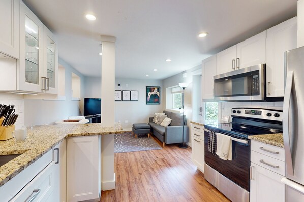 Kühlschrank, Mikrowelle, Ofen, Herdplatte