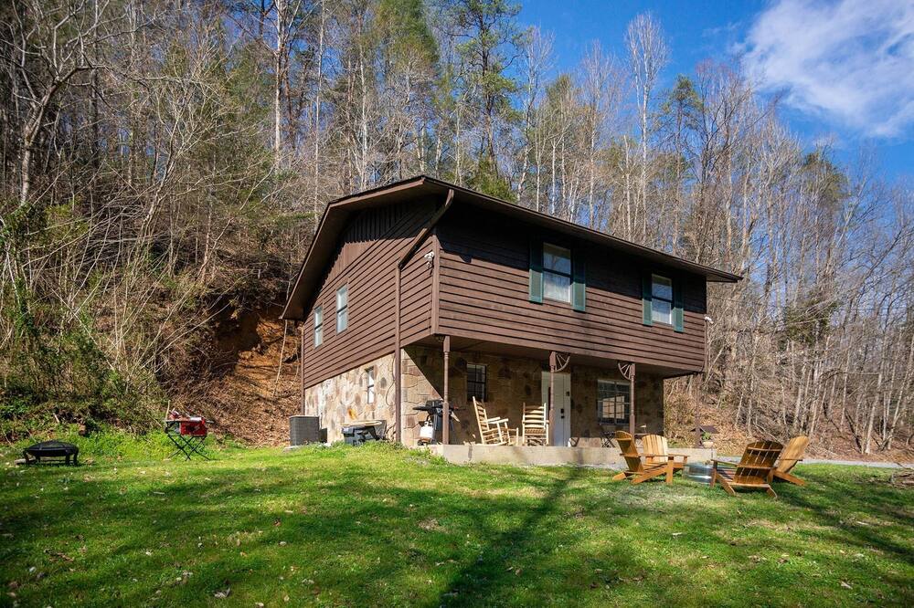 Secluded and Quiet Cabin: The Bear Necessities by RedAwning