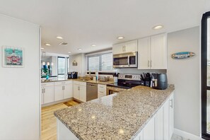 Kjøleskap, mikrobølgeovn, ovn og kokeplater