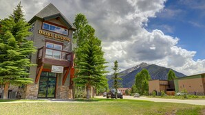 A two-story building with a sign reading "DRAKE LANDING" and "975 NORTH TEN MILE DRIVE". - Remodeled Mountain Retreat, Views, Frisco Location, Hot Tub, 2BR + Loft (Frisco)