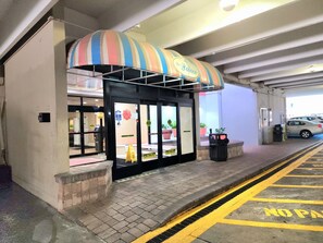 Property grounds - Lovely condo with nice ocean views from two balconies. Look no more! (Myrtle Beach)