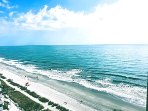 A beach with a clear view of the ocean and a sandy shoreline. - 2 BALCONIES, GREAT OCEANVIEWS. RESERVE FALL GOLF & BIKE WEEKS NOW. TOP AMENITIES (Myrtle Beach)