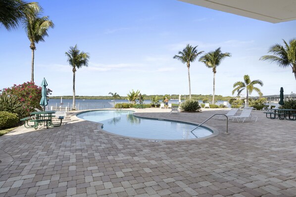 Alberca al aire libre y alberca climatizada